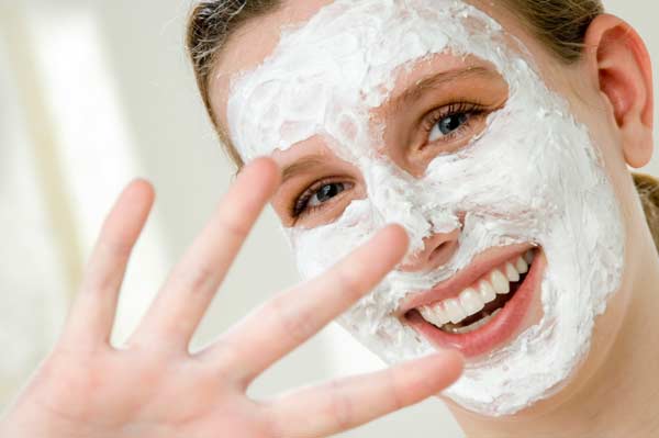 مسكات مذهلة جدا للبشرة وكمان بتنضفها جدا - ماسكات للوجه طبيعية وسهلة Woman With Homeade Facial Mask