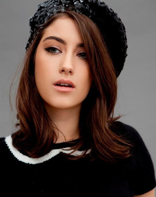 كيف كانت حياة الممثلة فريحة - اسرار حياة الفنانه هازال كايا Hazal Kaya 277