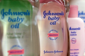 فوائد زيت الاطفال جونسون للشعر Johnsons Baby Oil Baby Product 590Jn111910