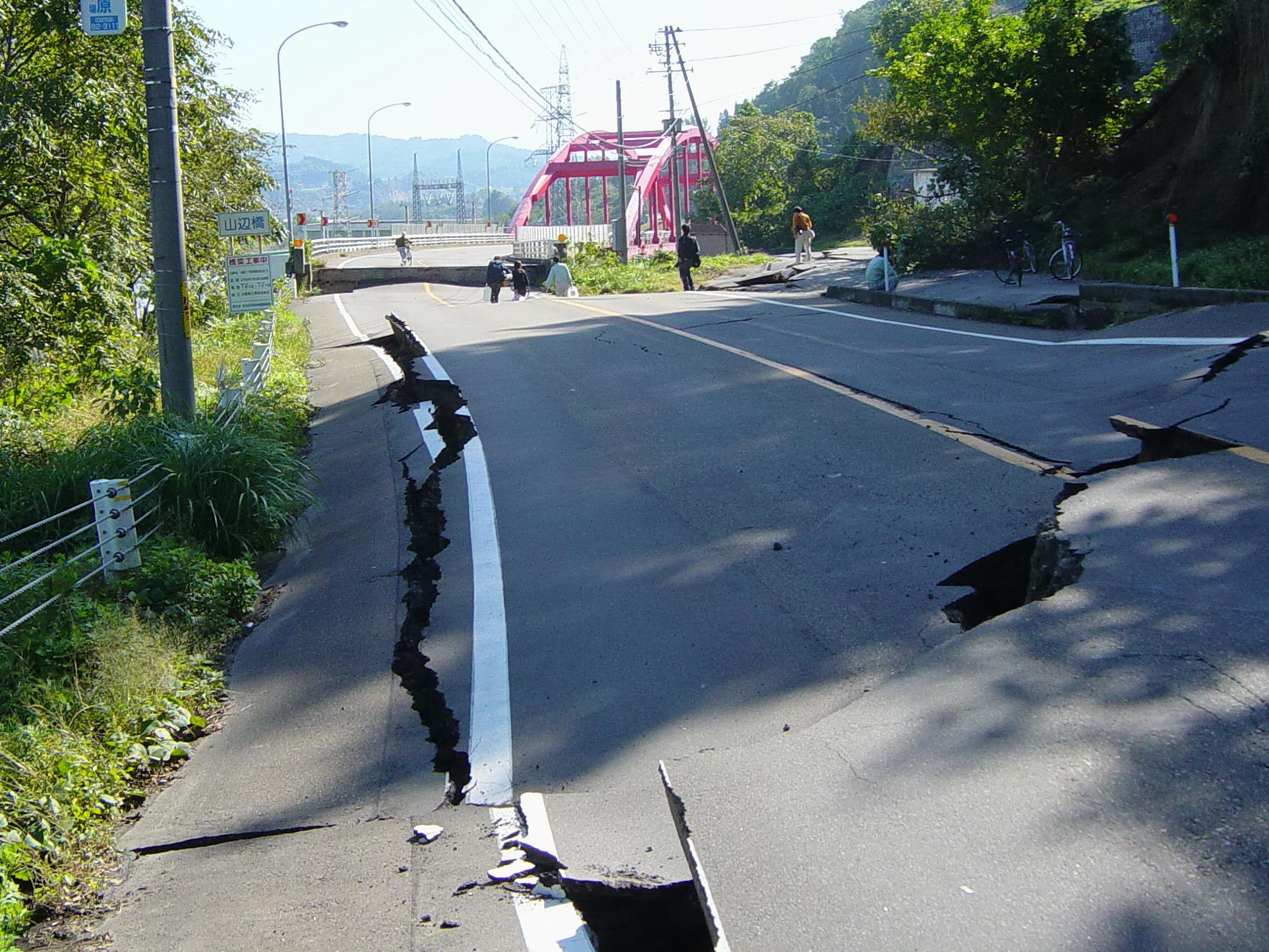 الوقاية الصحيحة - الاجراءات الوقائية ضد الزلازل والبراكين Chuetsu Earthquake Yamabe Bridge