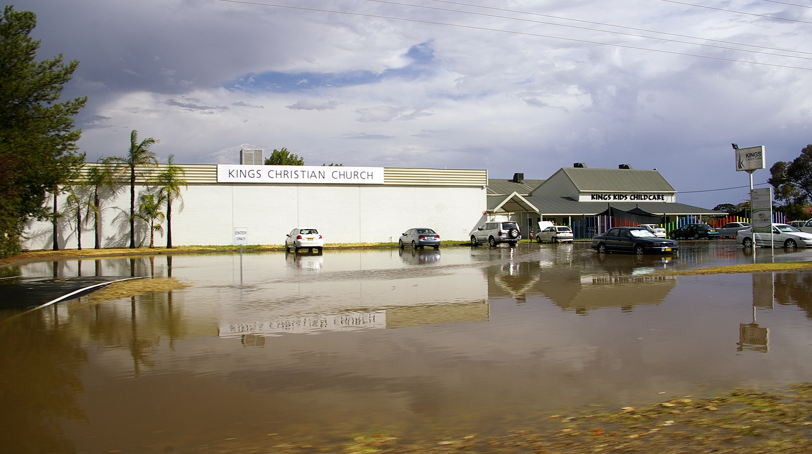 تعبير كامل عن الفيضانات باللغة العربية Kings Christian Church Carpark Flooded