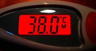 على درجة خطر حرارة جدا الرضيع الرضع الحرارة ارتفاع ما أسباب ارتفاع درجة حرارة الجسم عند الاطفال 310x165