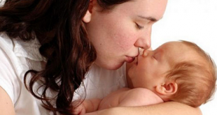 هي معاملة لهم للاطفال خاصة القبلة الحامية الاولى الاطفال هل لتقبيل المواليد أضرار ؟ 310x165