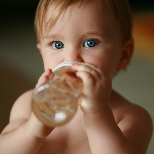 شرب الماء للاطفال الرضع - موضوع يستحق الاهتمام Drink Fluids For Children