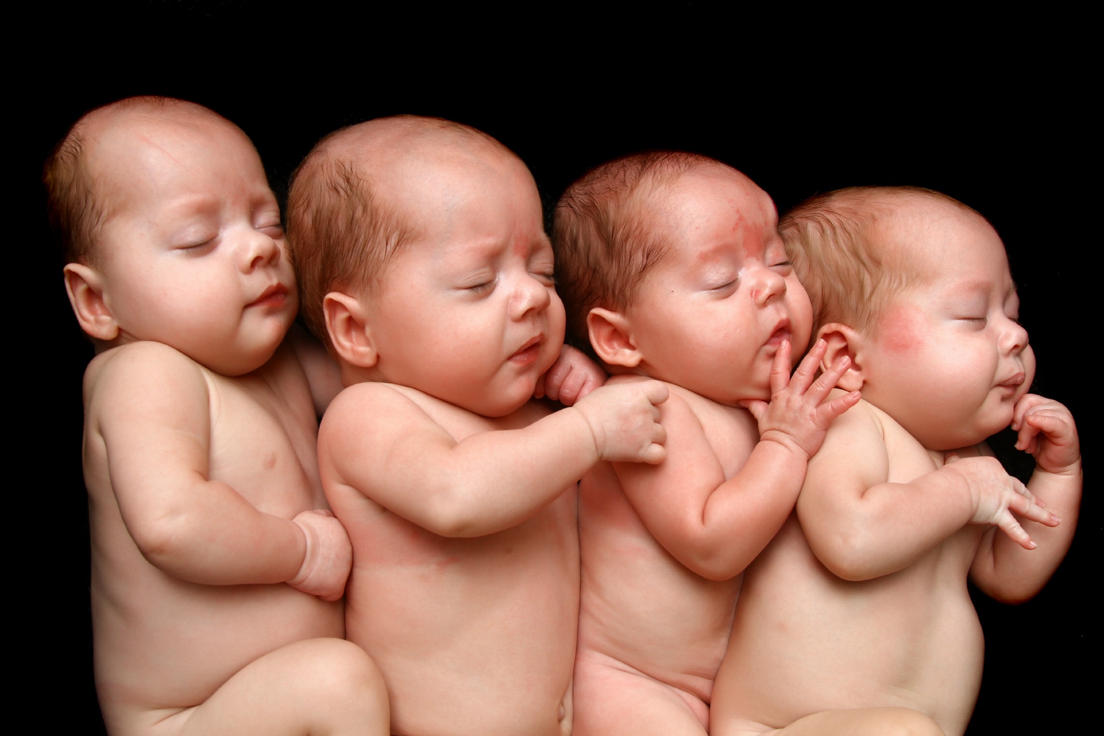 Четверо близнецов. Многоплодная беременность четверня. Многоплодная беременность Близнецы ,двойняшки. Четверняшки Леоновы. Тройняшки младенцы.