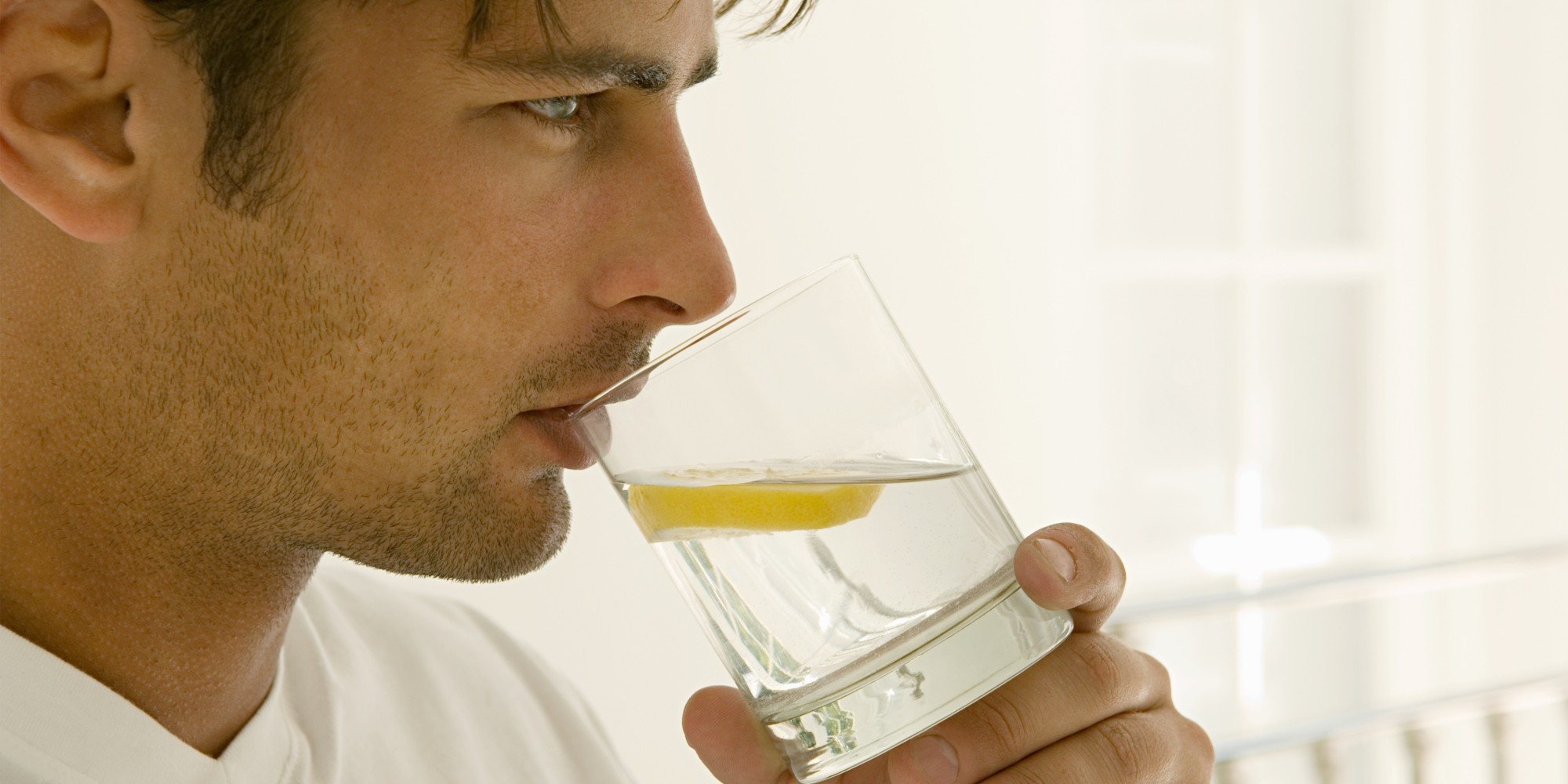 مع لانقاص شرب الوزن المشروب الماء الليمون السحري رجل يشرب ماء ليمون