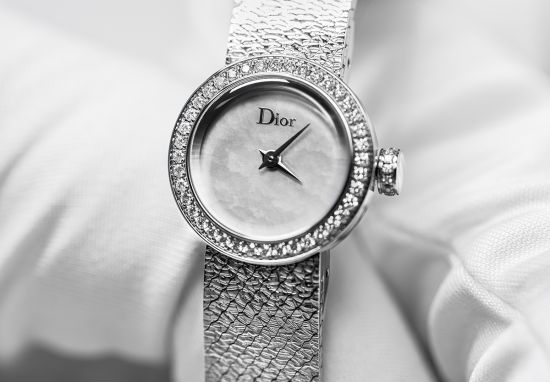 اختارى ساعة La D de Dior Satine لاكمال اطلالتك الانيقة و الراقية
