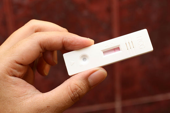 أحد اختبارات الحمل المنزلية إيجابي والآخر سلبي.  هل تحاولين الحمل؟  بيبي سنتر العربية