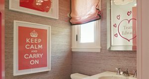 منزلية للحمام بالصور افكار small great bathroom decorating ideas for apartment with lovely paintings and white toilet 300x160